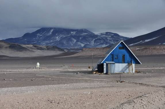 Um dos refúgios de apoio aos alpimistas que tentam subir o Ojos del Salado (ao fundo, na foto), na região do Paso san Francisco, entre Chile e Argentina